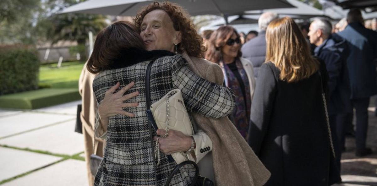 Carmen Eiró se abraza con una de las asistentes al acto. | ROI CRUZ