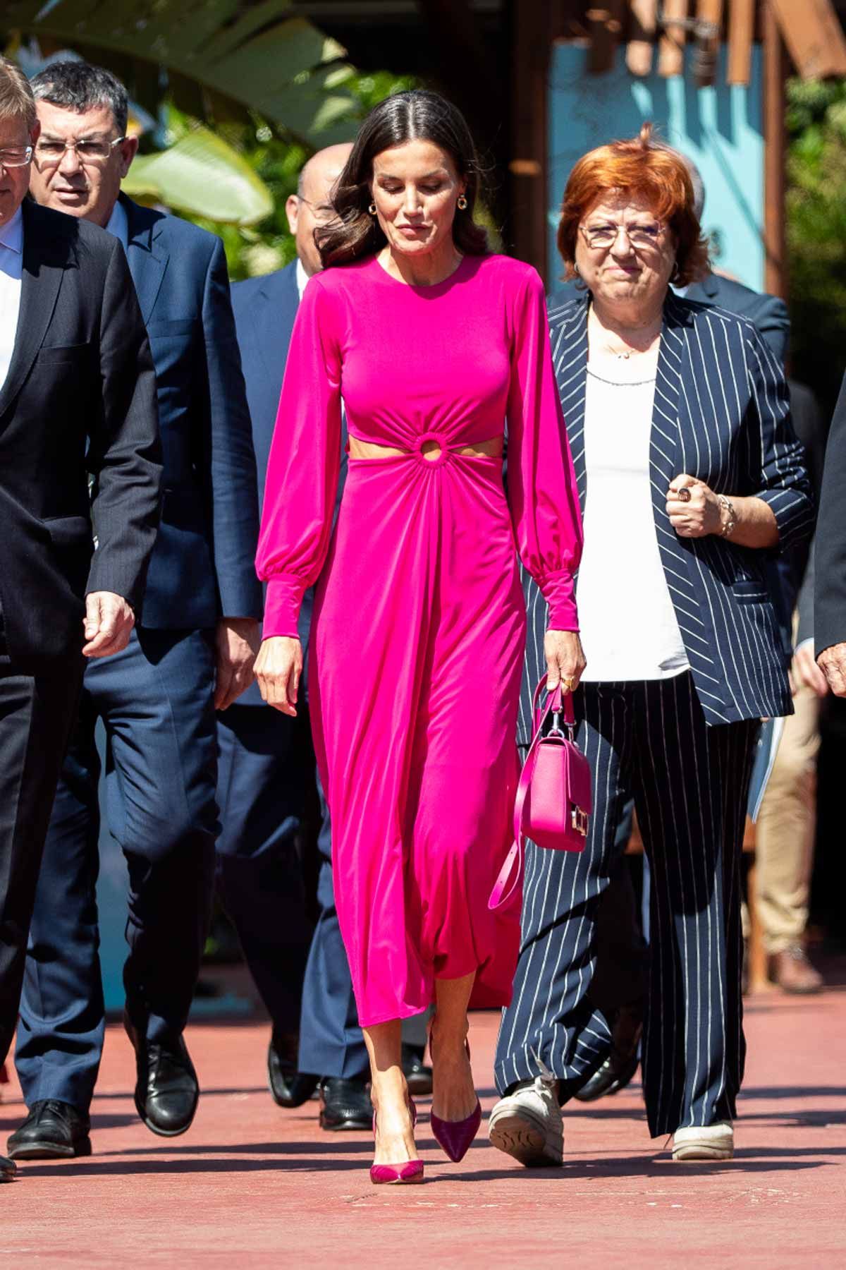 La reina Letizia estrena vestido 'cut out' (de la firma Cayro) y luce sus abdominales en Valencia
