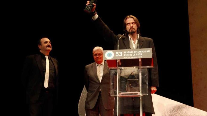 Scott Cleverdon recoge el premio Fundación Foro Jovellanos a mejor película en nombre de Martin Zandvliet, con Carlos Areces y Ignacio G. Arango.