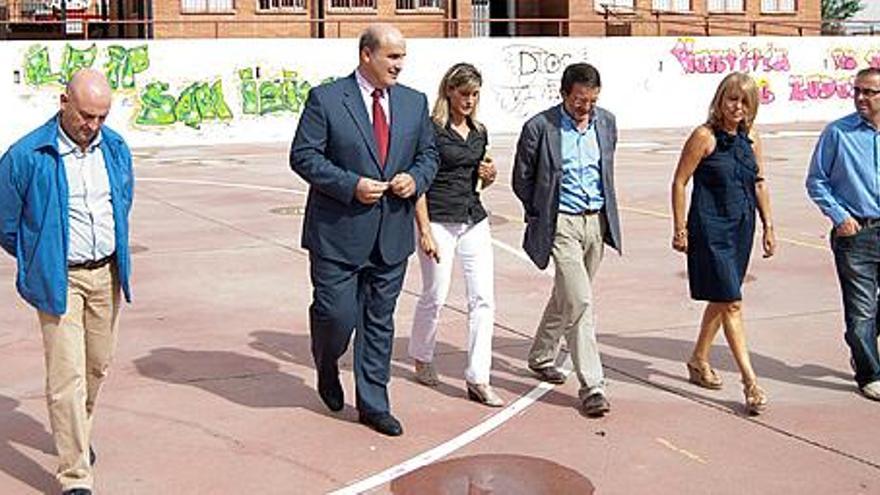 Un momento de la visita al colegio San Isidro, donde se ha construido una marquesina.