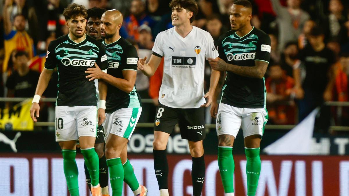 Abde, Amrabat, Guerra y Natan, en un momento de la trifulca que vivieron los jugadores