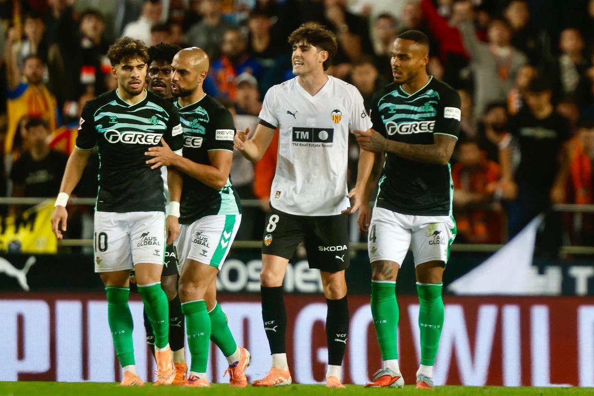 Abde, Amrabat, Guerra y Natan, en un momento de la trifulca que vivieron los jugadores