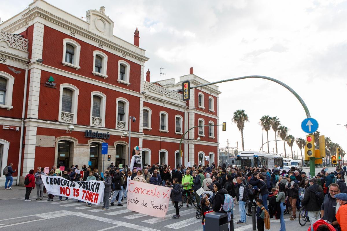 Protesta contra el cierre de grupos en la escuela pública, este miércoles en Mataró.