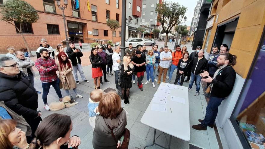 Luis Baragaño se dirige a los militantes de Podemos, a las puertas de la sede de Sama, ayer por la tarde. | L. M. D.