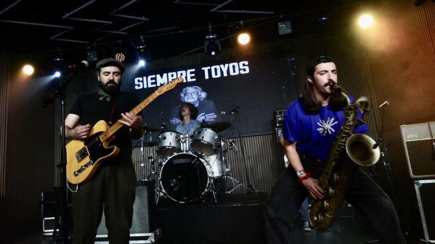 «Alberto&García», durante su actuación en el concierto por Toyos. | IRMA COLLÍN