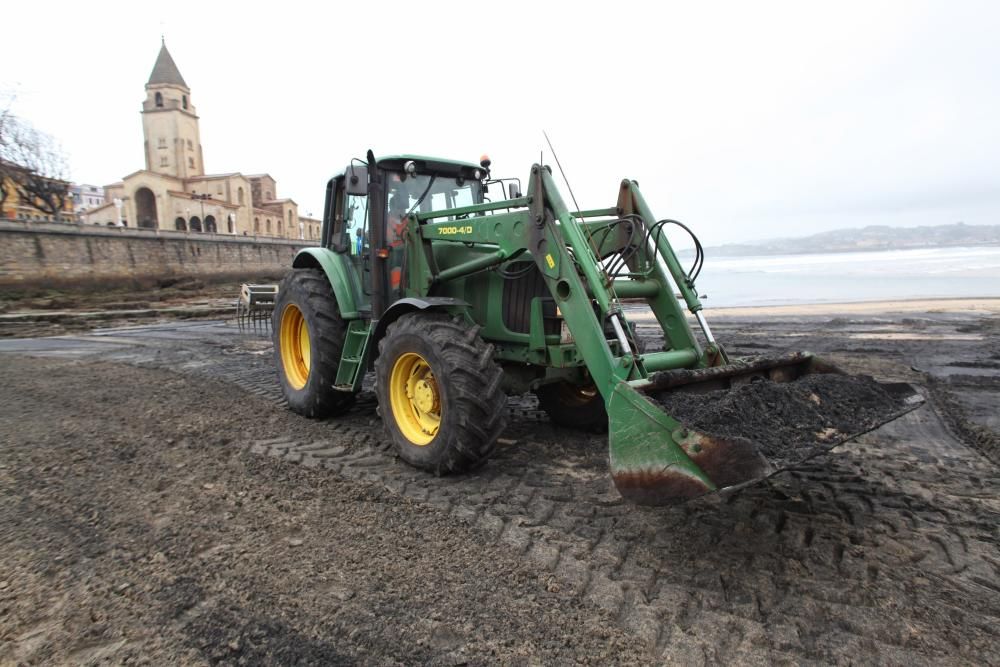 Limpieza de carbón en la playa de San Lorenzo