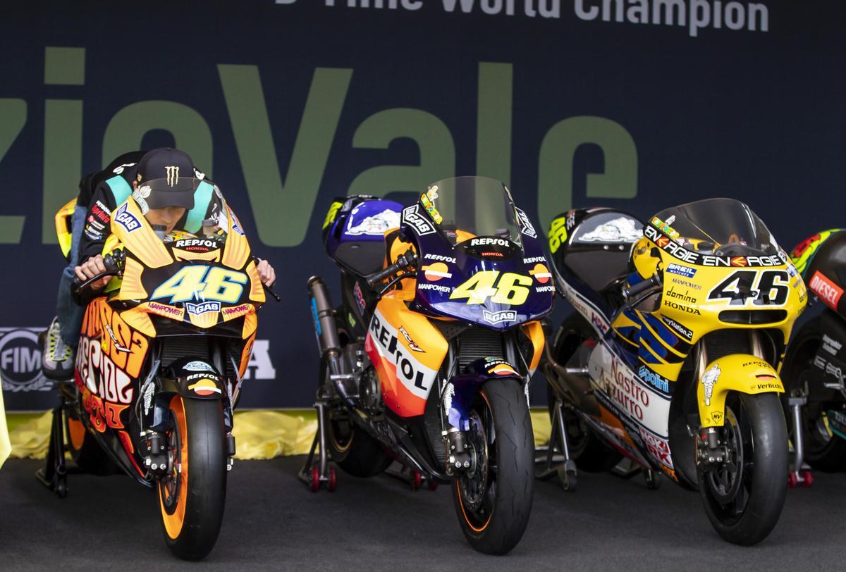 Valentino Rossi (Yamaha), junto a sus motos ganadoras.