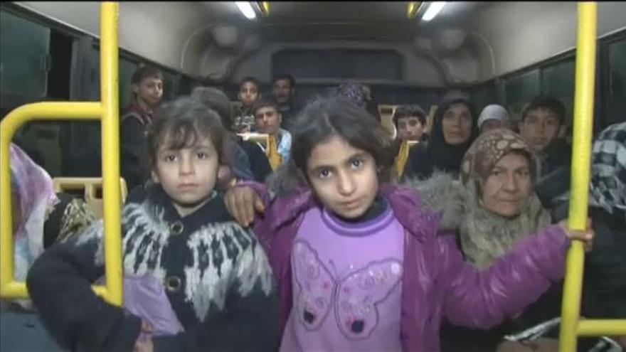 Cientos de civiles abandonan el este de Alepo