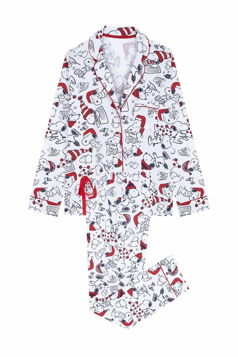 Pijama largo navideño con estampado de Snoopy. (Precio: 36,99 euros. Precio rebajado: 24,99 euros)