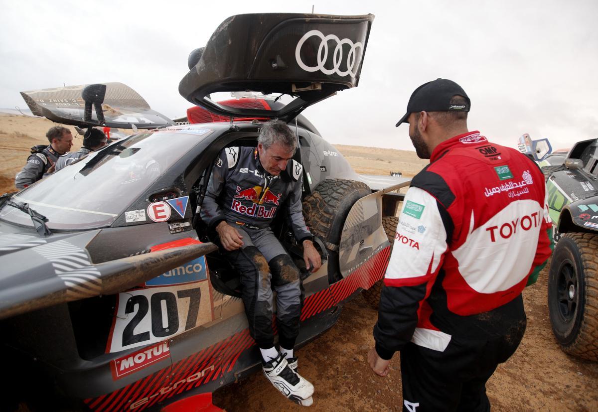 Carlos Sainz y un conductor del equipo Audi Sport son vistos mientras la carrera se suspende.
