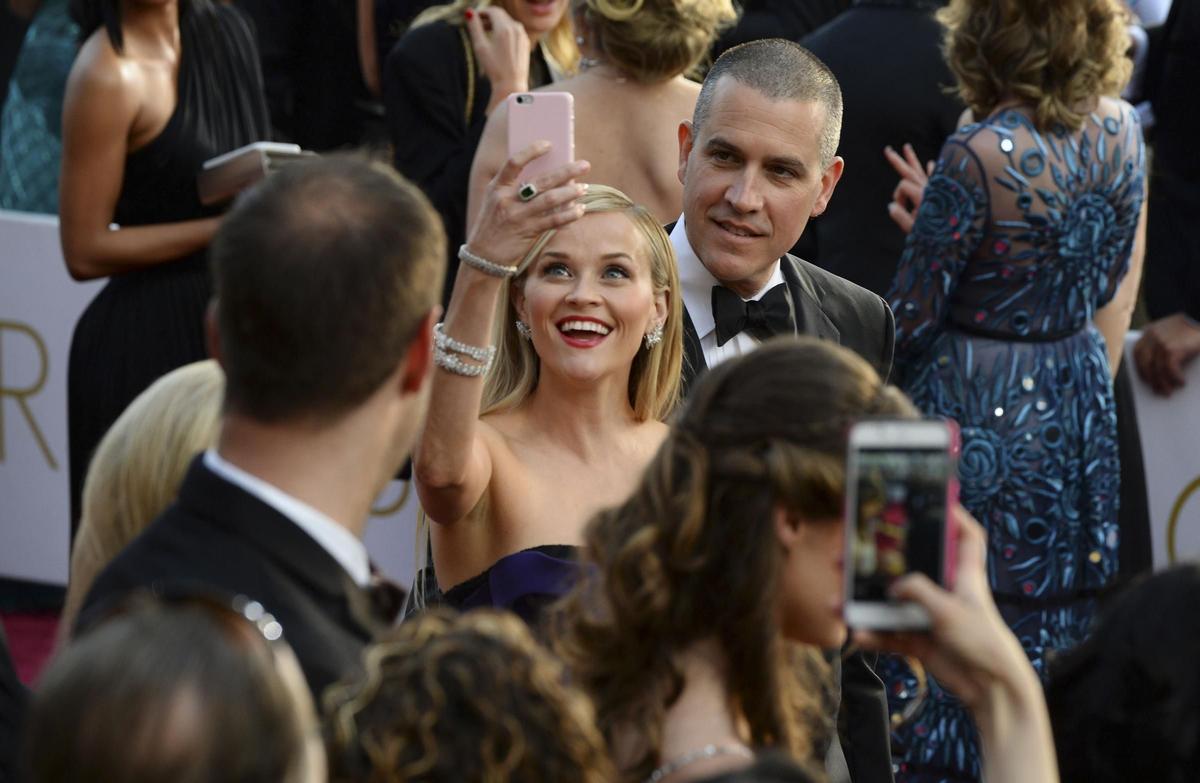 Reese Witherspoon se hace un selfie en los Oscar 2016