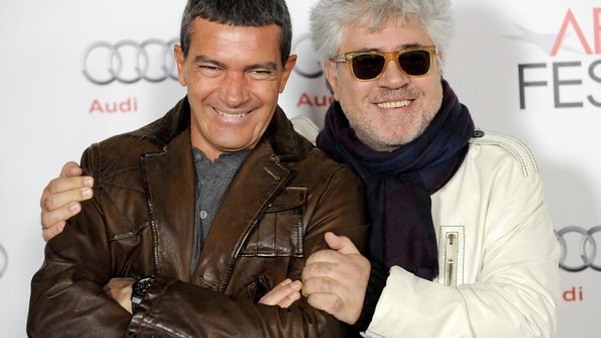 Antonio Banderas y Pedro Almodóvar posan a su llegada al homenaje a la productora El Deseo, el martes, en Los Ángeles.