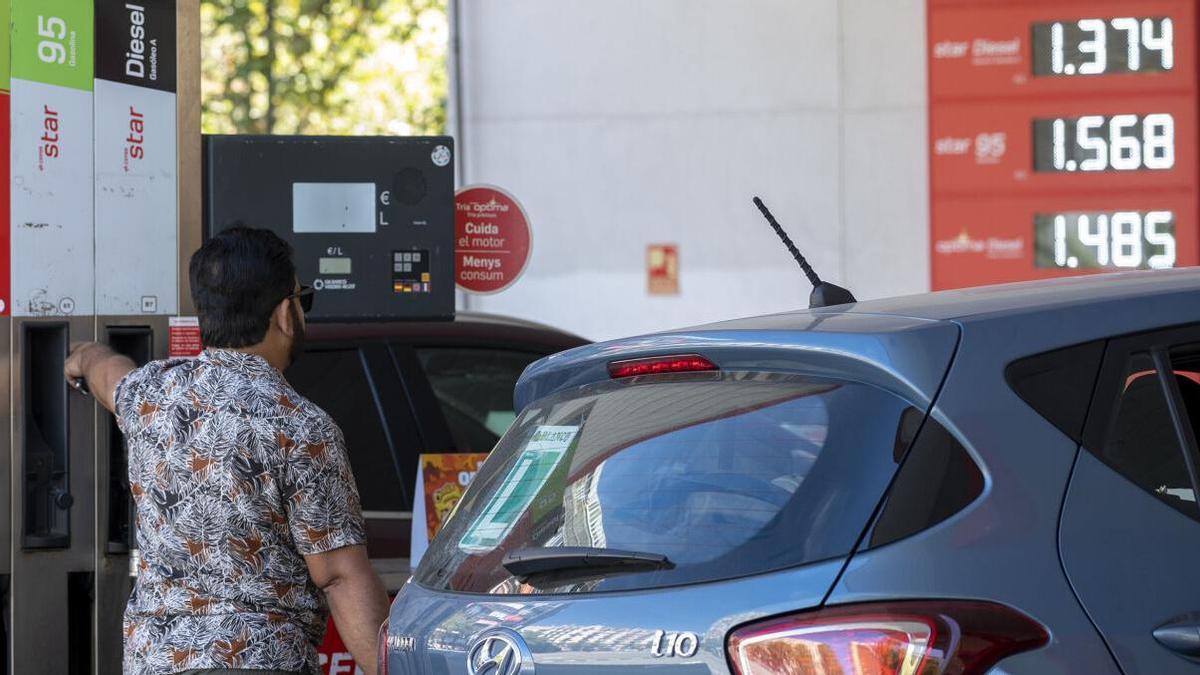 Las gasolineras más baratas estas vacaciones en las principales carreteras: de la A-7 a la A-1
