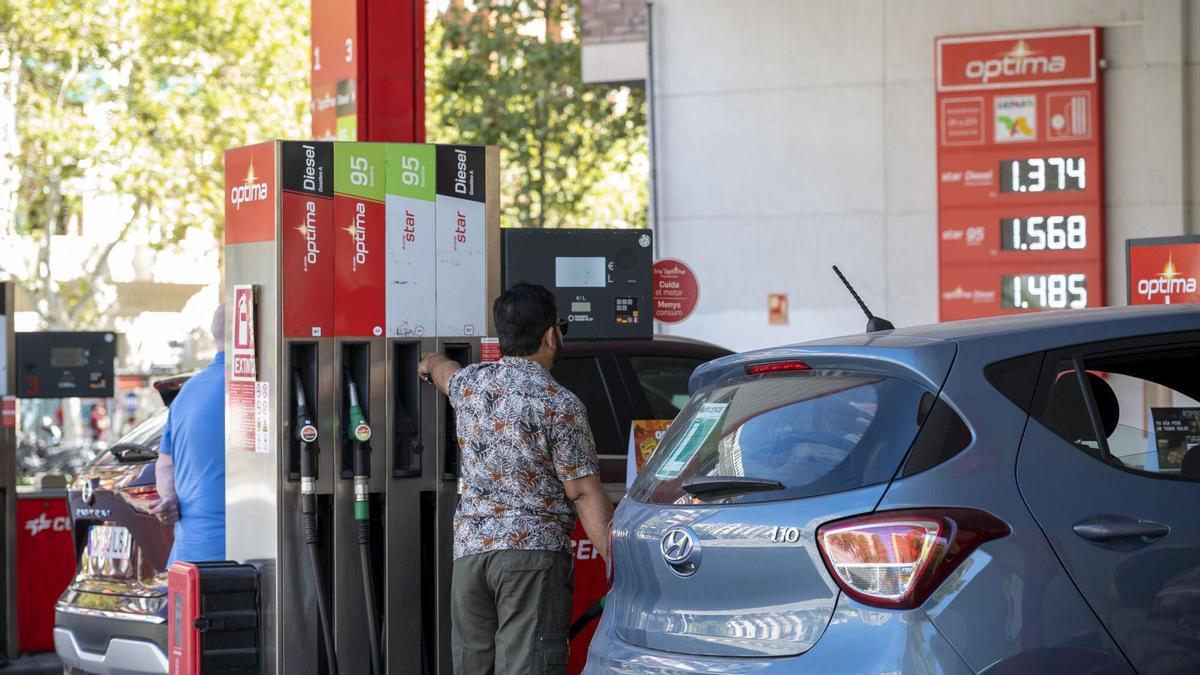 Una persona reposta gasolina en una estación en Barcelona, en una imagen de archivo.