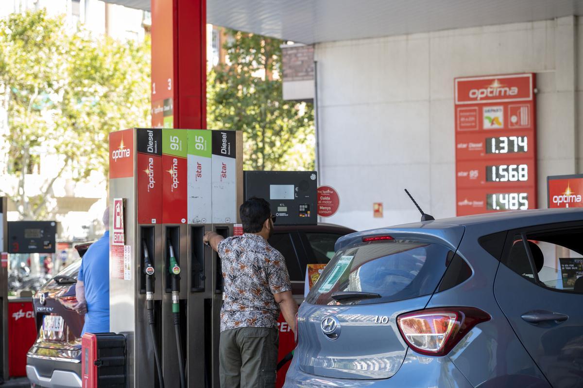Una persona reposta gasolina en una estación en Barcelona, en una imagen de archivo.