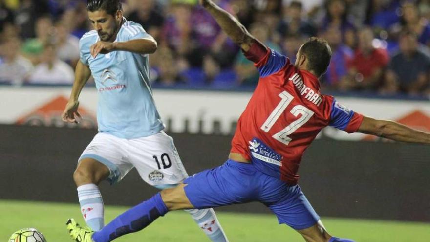 Nolito conduce la pelota ante la oposición del granota Juanfran García durante el choque disputado anoche en el Ciutat de Valencia. // LOF