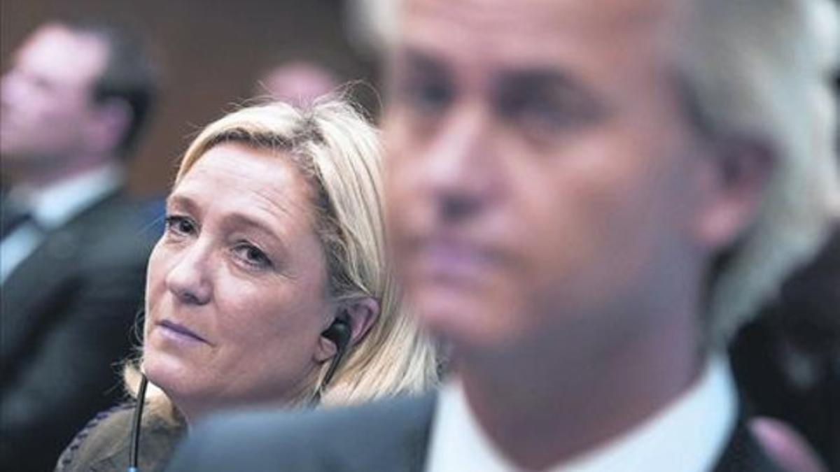 Geert Wilders (en primer plano) y Marine Le Pen, en una rueda de prensa conjunta, ayer, en La Haya.