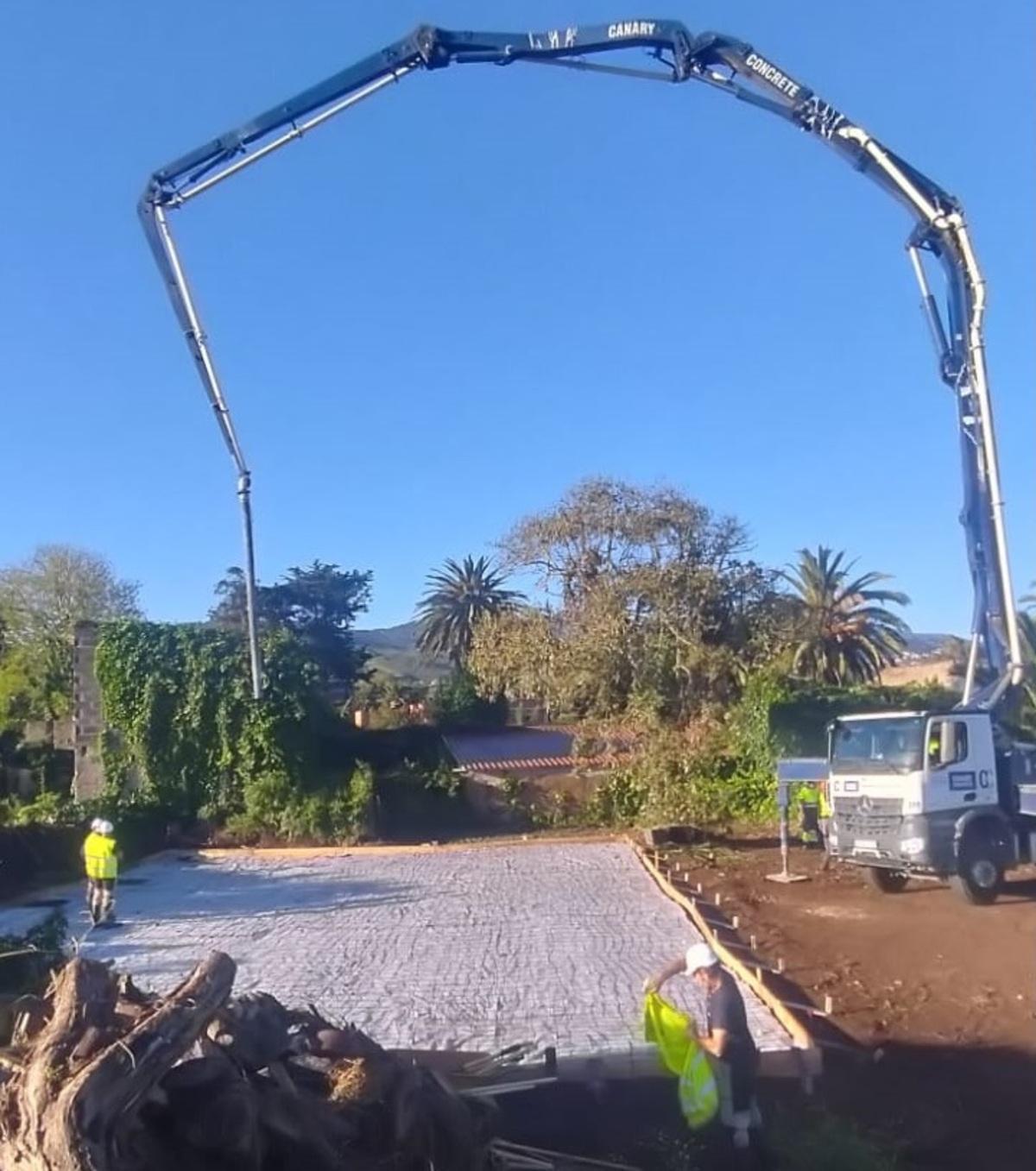 La parcela donde se está construyendo la solera de hormigón para erradicar las termitas es de la empresa de jardines contratada por el Ayuntamiento de Tacoronte
