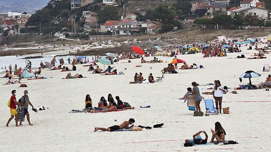 La playa de O Vao fue uno de los espacios elegidos ayer por vigueses y visitantes.