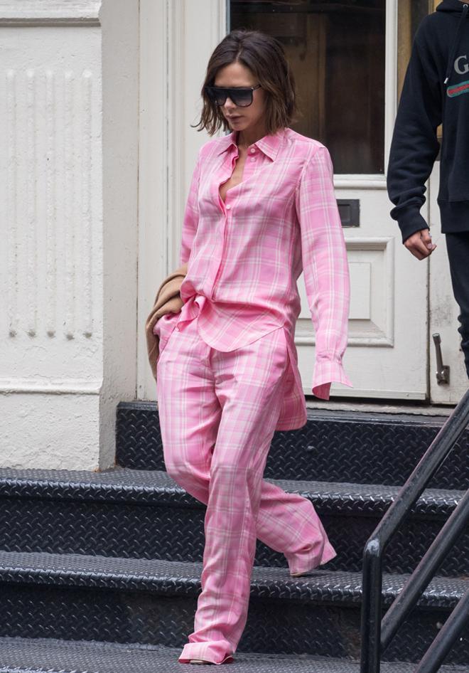 Victoria Beckham con pijama rosa en Nueva York