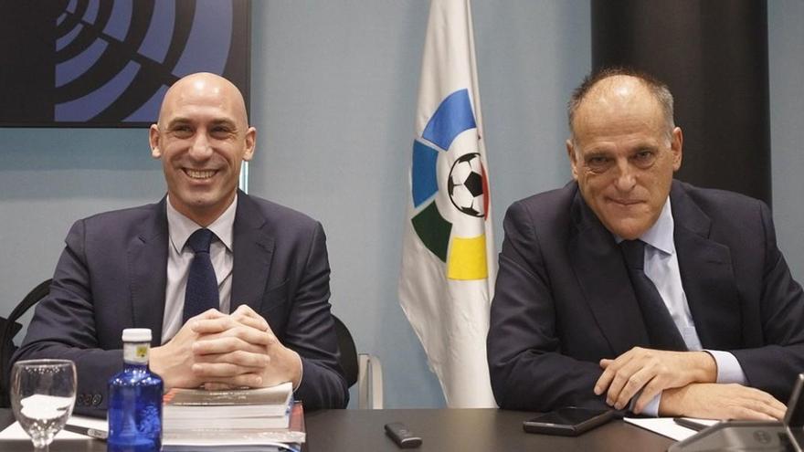 El presidente de la Federación, Luis Rubiales, junto al de LaLiga, Javier Tebas.