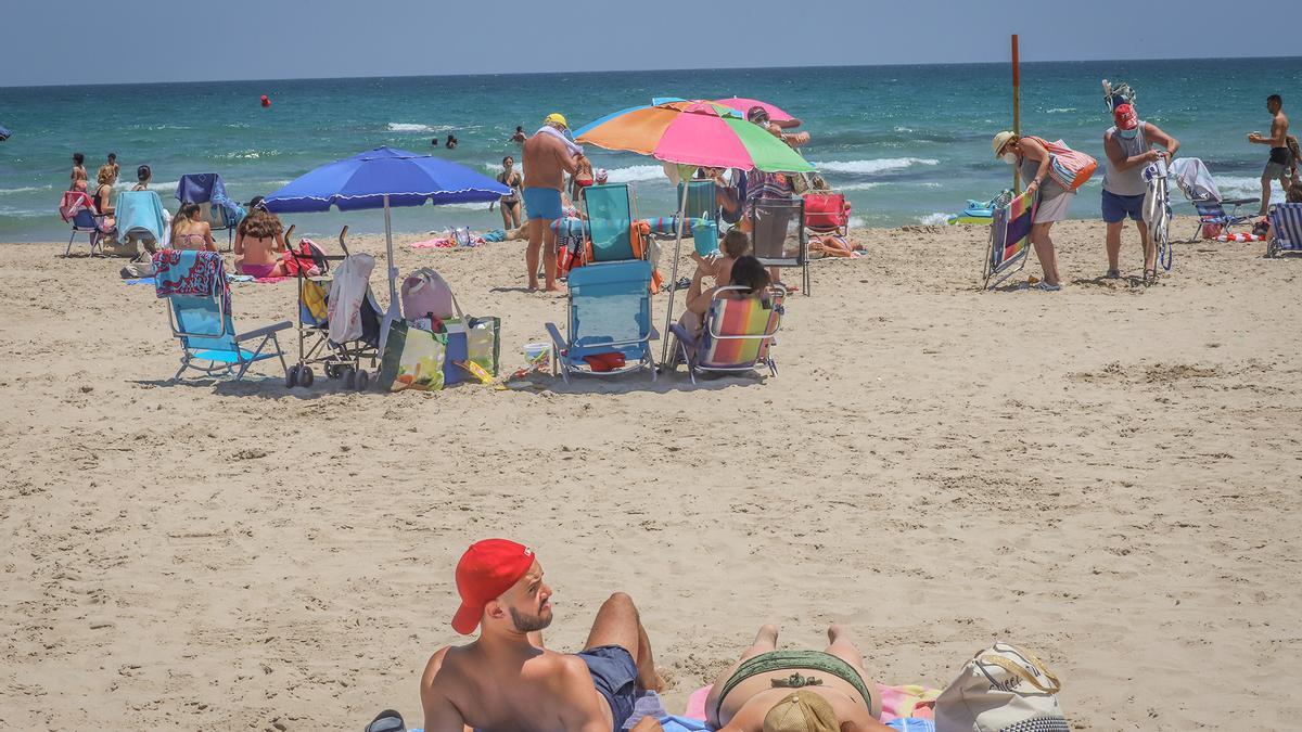 Playa La Zenia, en Orihuela, con bandera azul.