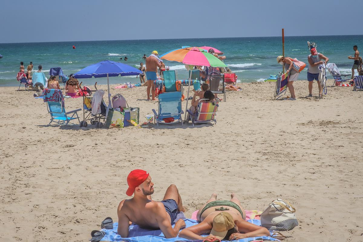 Playa La Zenia-Cala Bosque, en Orihuela, con bandera azul.