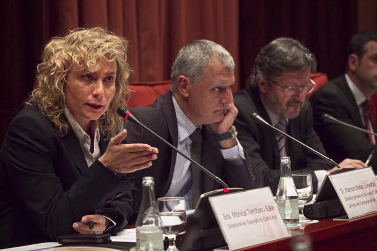 Mònica Terribas, Ramon Mateu i Enric Marin, davant el Parlament.
