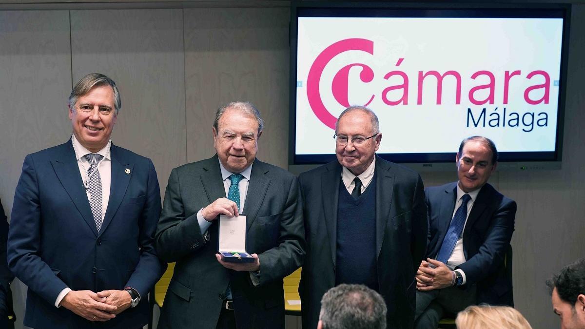 El acto de entrega de las medallas de oro al expresidente Jerónimo Pérez Casero, acompañado por José Carlos Escribano, José Luis Bonet y Javier González de Lara..