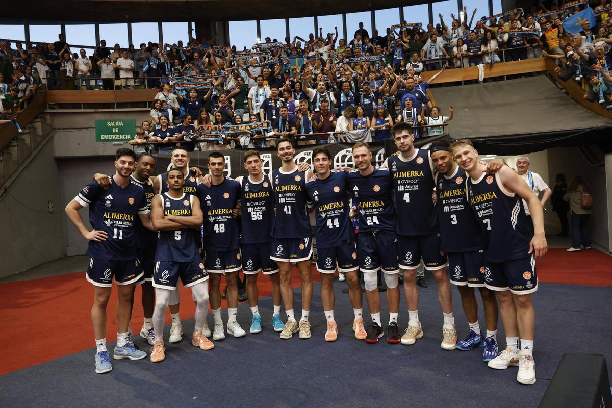 EN IMÁGENES: Así despidió la afición a un heroico Alimerka Oviedo Baloncesto tras caer con Estudiantes en la pelea por la ACB
