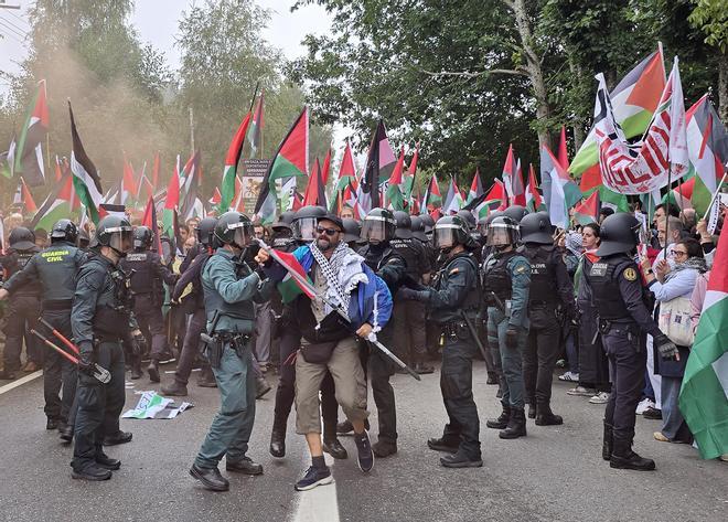 Concentraciones contra el equipo de Israel por el genocidio en Gaza durante el paso de La Vuelta por Pontevedra