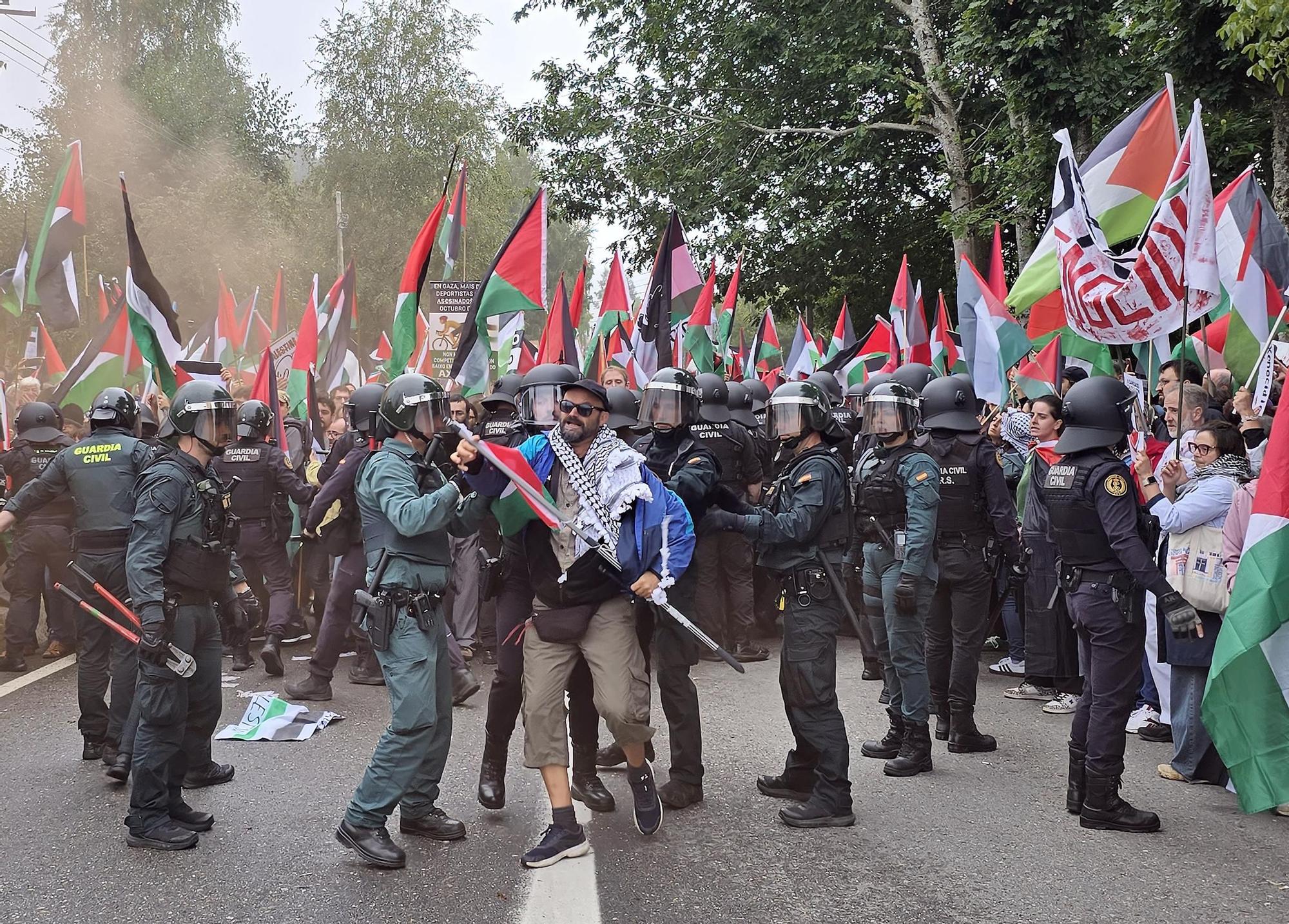 Concentraciones contra el equipo de Israel por el genocidio en Gaza durante el paso de La Vuelta por Pontevedra