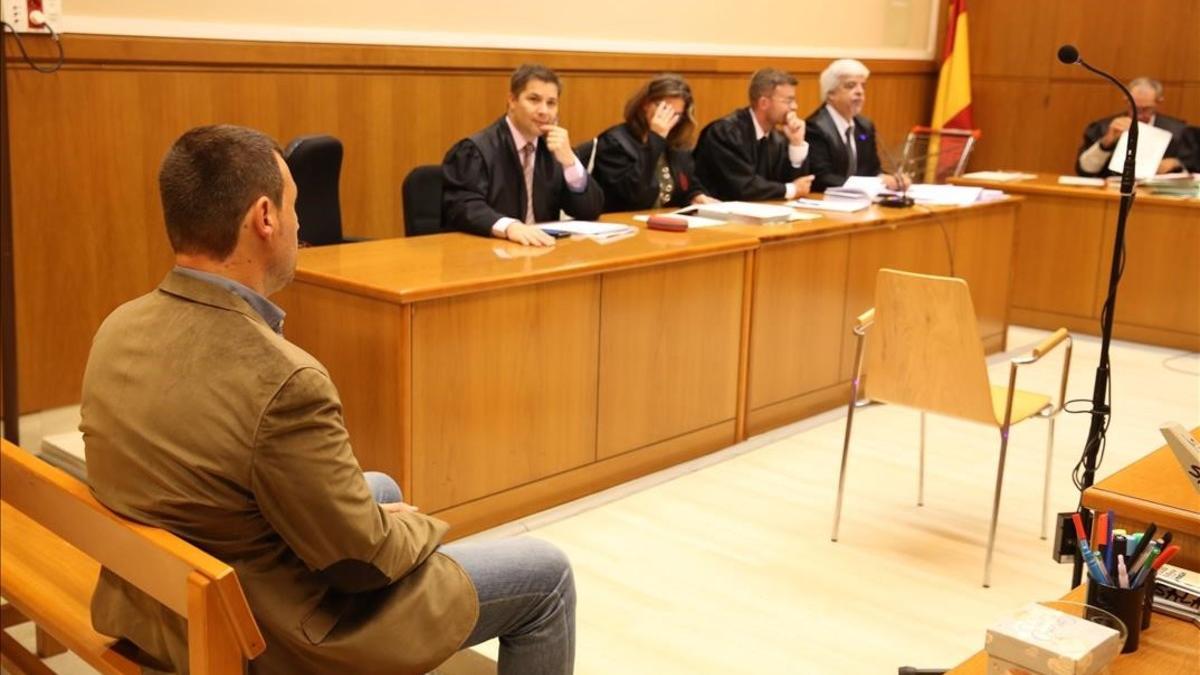 Juicio a un 'mosso' por espiar a sus compañeras con una cámara en el vestuario femenino de una comisaría