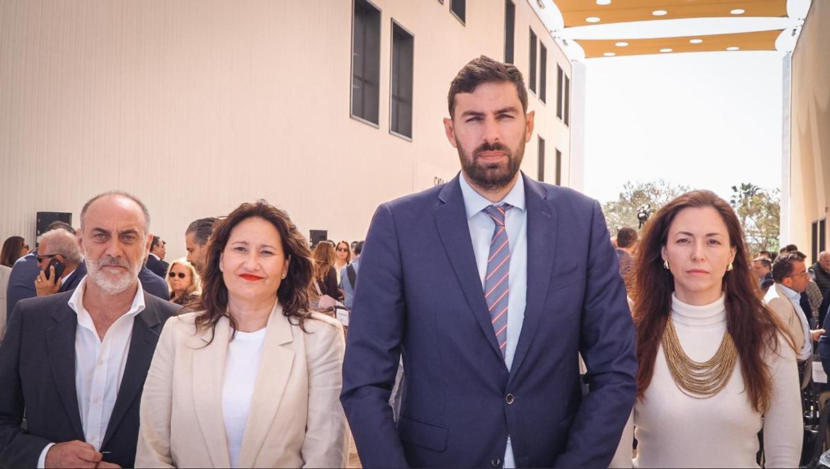 Los diputados regionales, ex de Vox, José Ángel Antelo y Virginia Martínez, junto a concejales de Torre Pacheco, que también tramitaron su baja del partido.