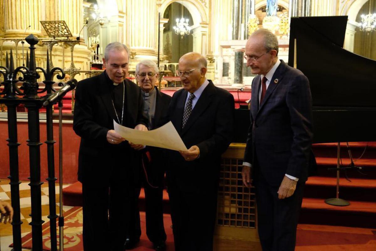 Con el obispo de Málaga, el alcalde y el deán en la Catedral, durante el homenaje del pasado jueves.