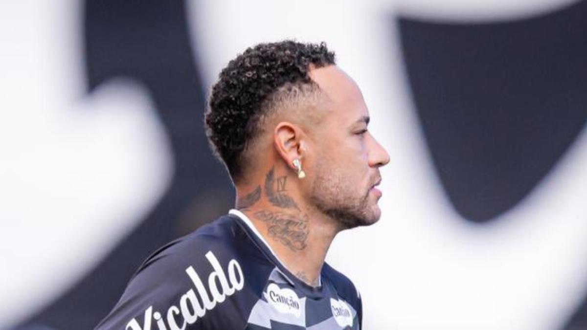 Neymar, durante la previa de su partido 800