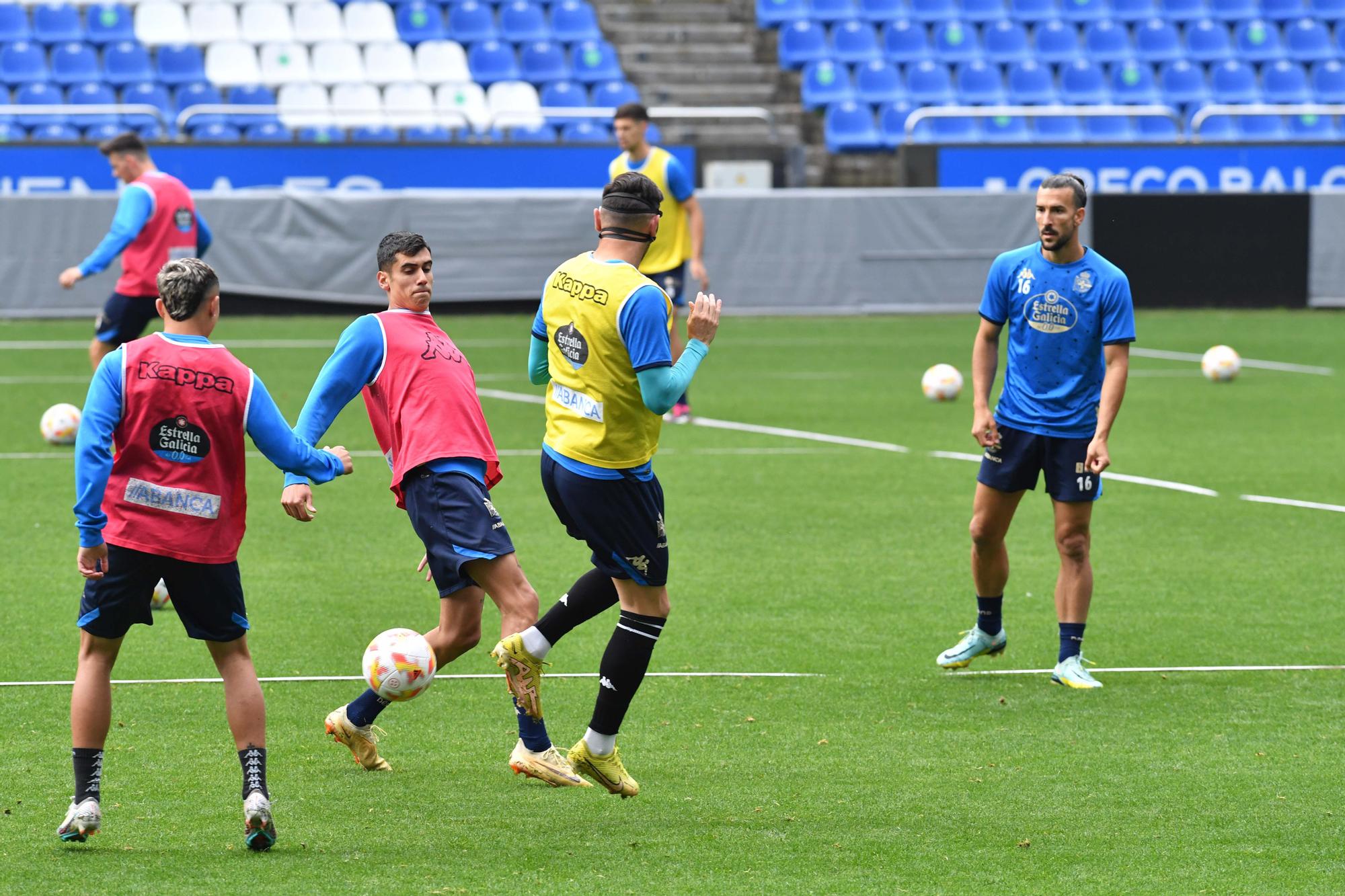 Lucas y Quiles entrenan con máscaras en Riazor