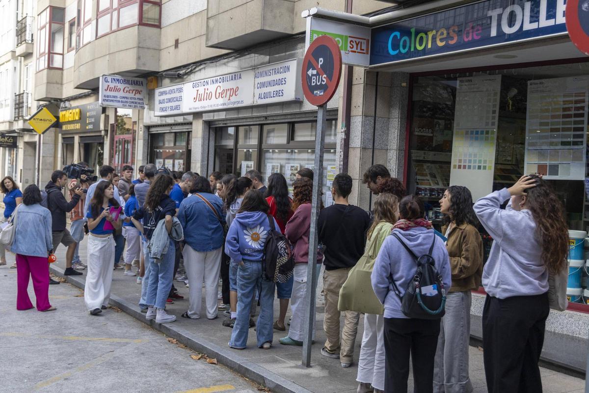 Colas de estudiantes buscando piso en Santiago ante la inmobiliaria Julio Gerpe la semana pasada.