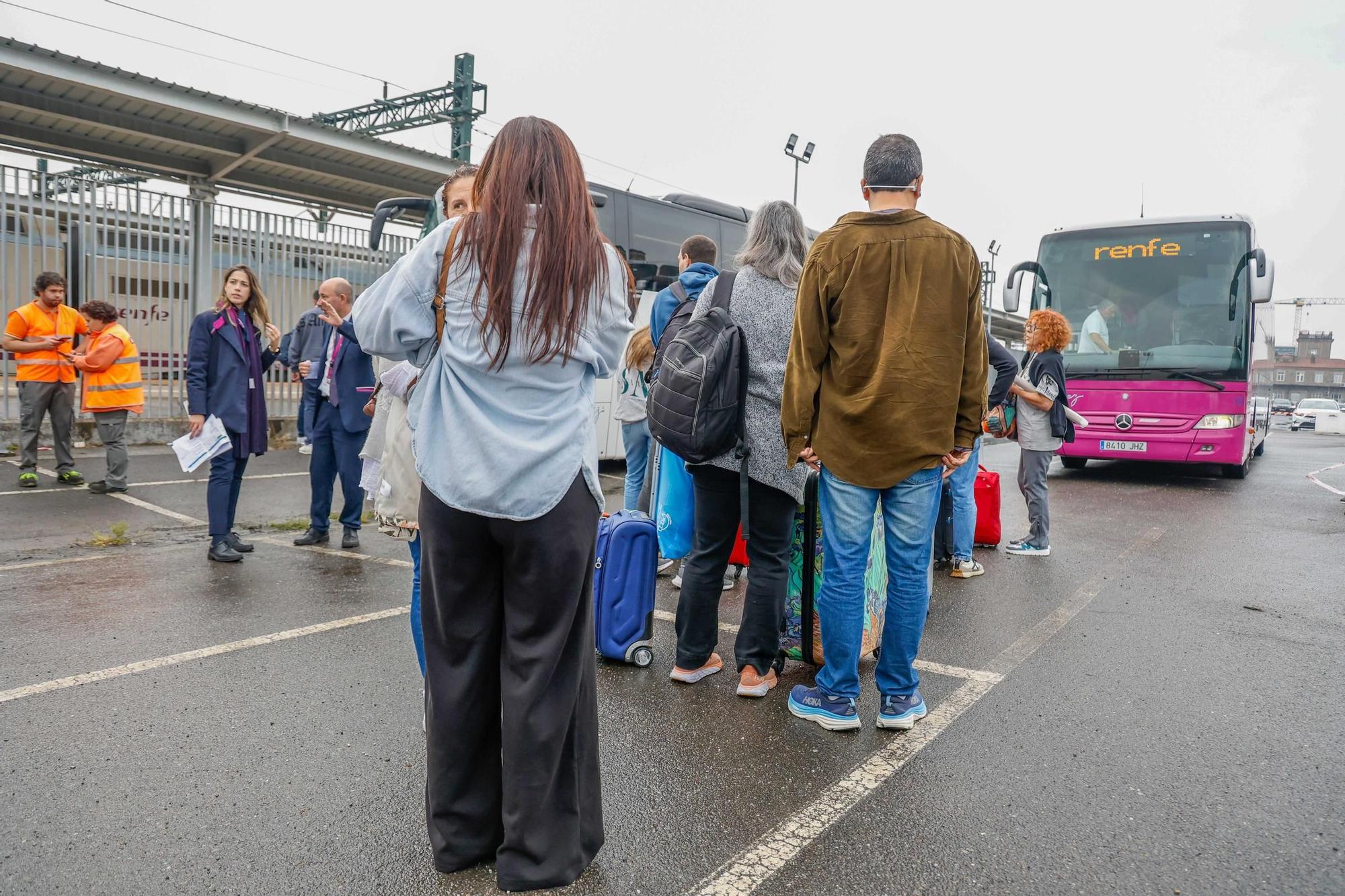 Renfe lo consigue: trasbordo ordenado del tren al bus y sin protestas en Santiago