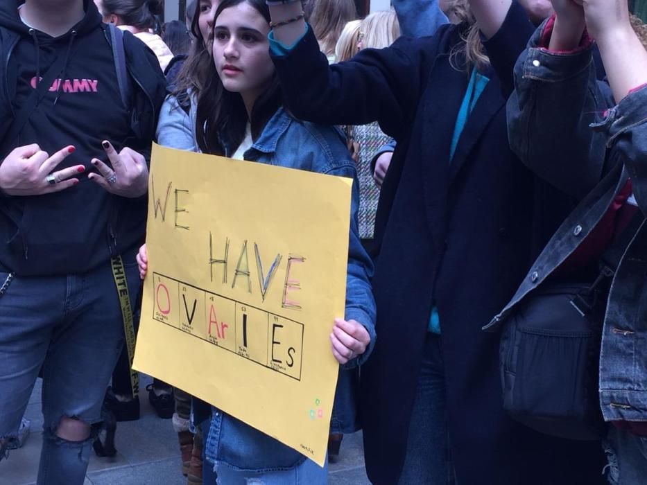 Cadena humana a Girona amb motiu de la vaga feminista