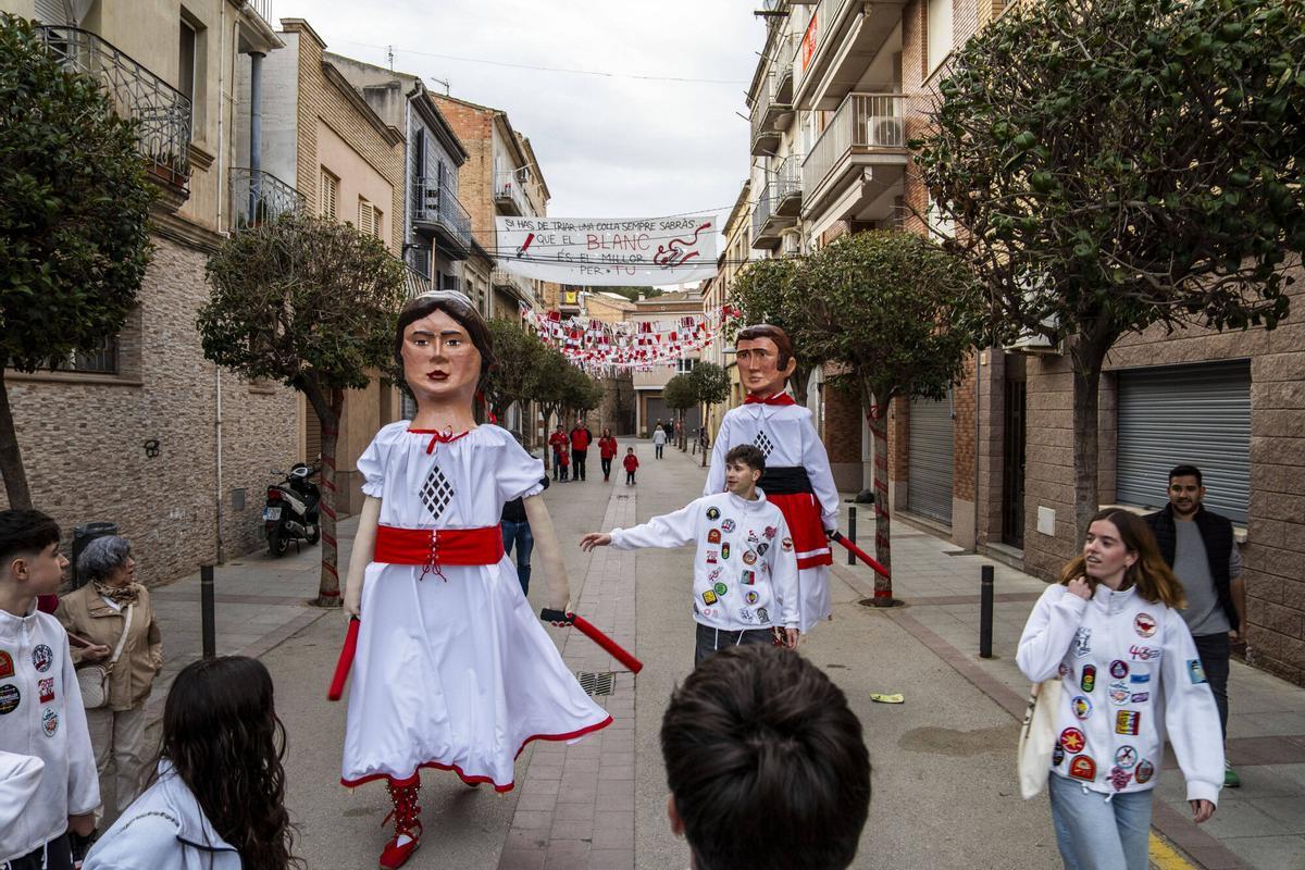 Imatges de l'estrena dels nous gegantons de l'Agrupació Sardanista de Súria, el Miquel i la Maria