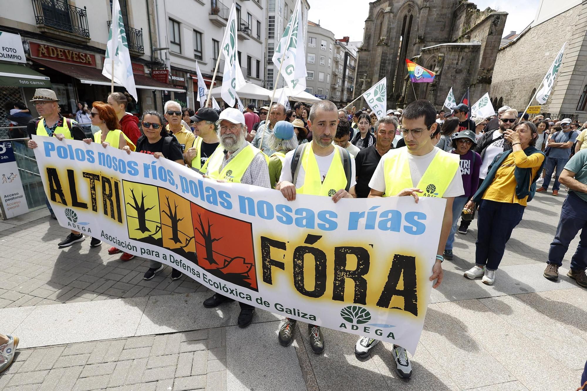 Miles de gallegos marchan de Pontevedra hasta Lourizán en protesta por las celulosas de Ence y Altri