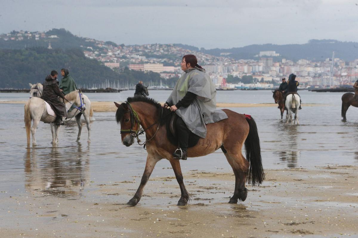 Alrededor de 70 jinetes procedentes de diferentes zonas de la comarca, de Vigo, Baiona y hasta de Pontecaldelas participaron en la XIII Xuntanza Cabalar