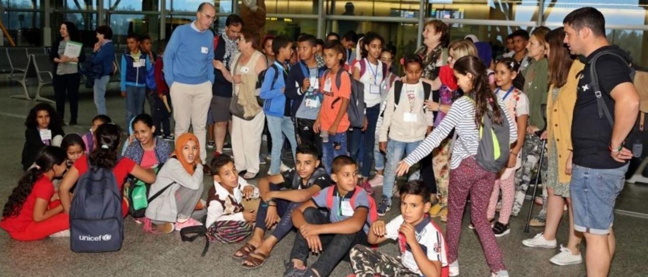 Recepción en Lavacolla a los primeros niños saharauis del programa Vacacións en Paz de 2019 .