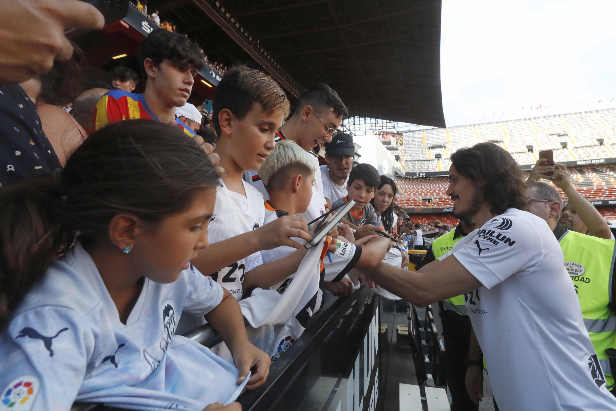 'Cavanimanía': Locura de la afición para dar la bienvenida a los fichajes del Valencia