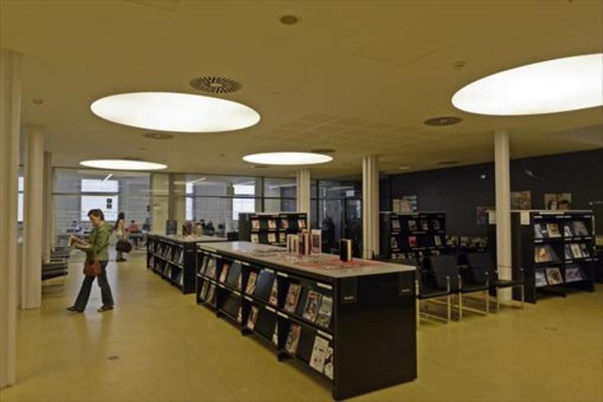 Equipament per al barri 8 Interior de la Biblioteca Poblenou-Manuel Arranz, que ocupa l’espai de l’antiga fàbrica de Can Saladrigas.