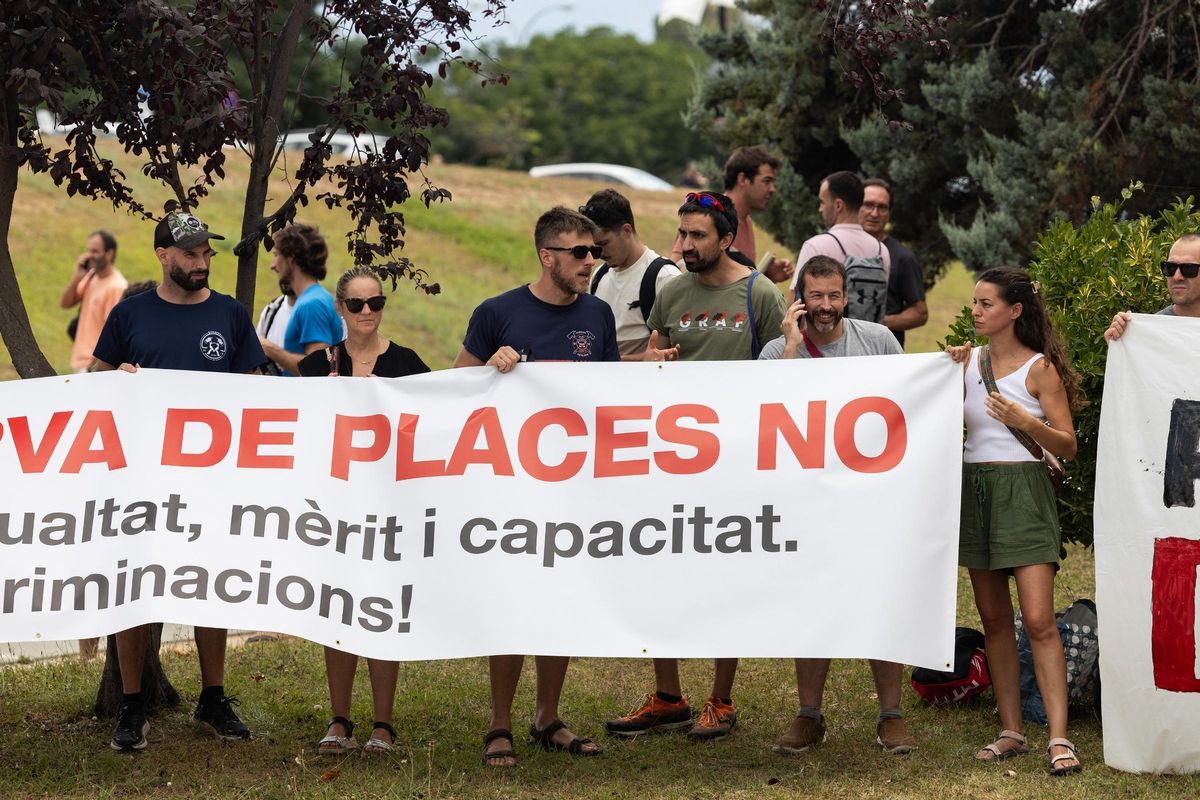 Manifestación contra la reserva de plazas femeninas en el cuerpo de Bombers de la Generalitat