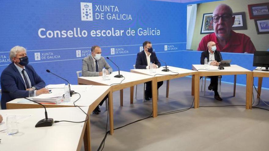 García Comesaña y Rodríguez, en el centro, ayer, en el Consello Escolar de Galicia. 