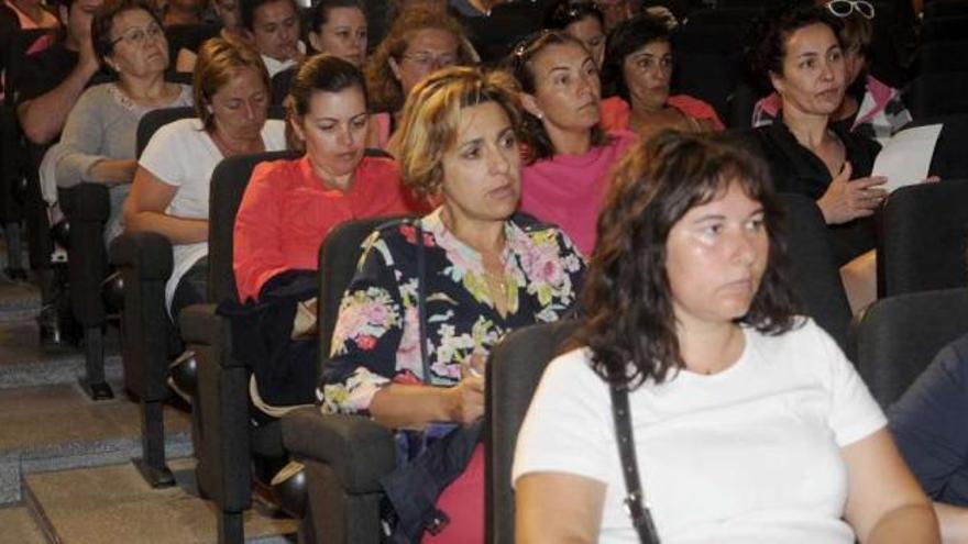 Asamblea de padres de alumnos del IES celebrada ayer en A Illa.  // Noé Parga