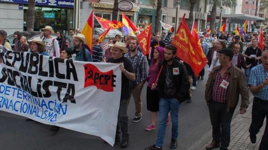 Una manifestación por el centro de Elche reivindica  la llegada de la tercera República